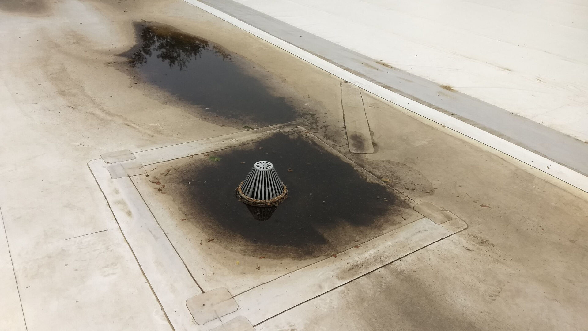 commercial roof drain clog